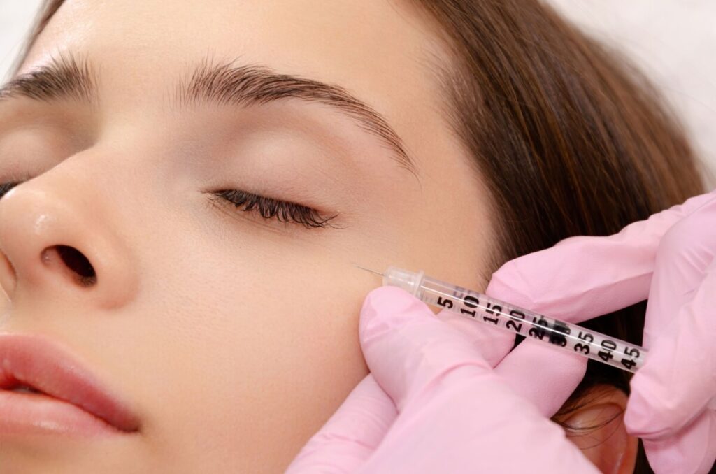 Mezoterapia igłowa pod oczami - RosaMed Clinic Warszawa