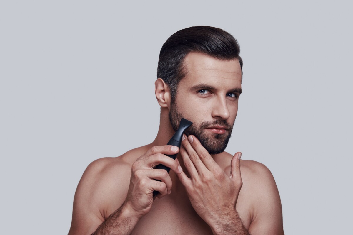 Mężczyzna golący brodę - sprawdź depilację laserową mężczyzn w RosaMed Clinic Warszawa